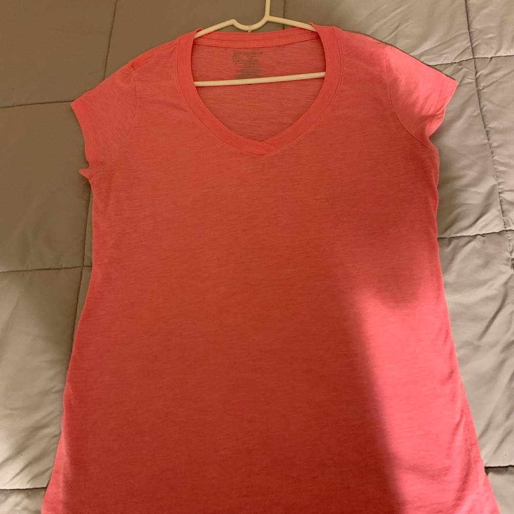 No boundaries T-Shirt. Size XXL color pink. Never worn.